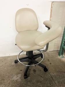 lot 19 image: MSRP $1500 High Quality Dental Assistants Stool With Left Support, Ergonomic Tilt Seat & Back Plus Foot Ring -&nbspPneumatic Lift&nbspSeat height adjusts from approximately 23 to 30 - Excellent Condition