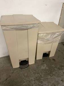 lot 31 image: Lot of 2 Rubbermaid Hazardous Waste Trash Bins wFoot Pedal -&nbspThe pedal operates quietly - heavy-duty construction- tight-fitting, overlapping lid, odors stay inside the trash can - puncture resistant - supports heavy use.