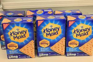 lot 200 image: 6ct Honey Maid Graham Crackers - Past Date, Damaged Boxes