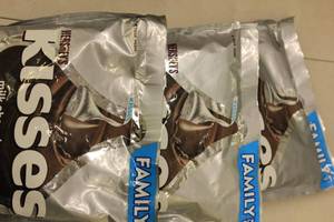 lot 260 image: 3ct Hersheys Milk Chocolate Kisses Family Pack