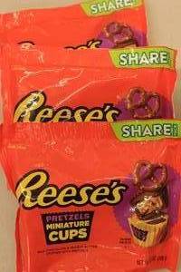 lot 255 image: 3ct Reeses Mini Pretzel Peanut Butter Cups Share Pack