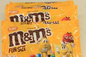 lot 184 image: 3ct Peanut M&Ms Fun Size Multi-Pack