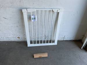 lot 113 image: WAOWAO White Metal Narrow Walk Through Baby Gate with Auto Close