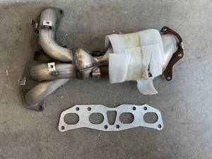 lot 120 image: FOMIUZY 2.5L High Flow Front Catalytic Converter Kit