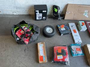 lot 123 image: Wholesale Pallet of Assorted Miscellaneous Items