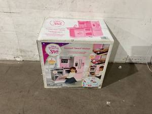 lot 10 image: Disney Princess Style Collection Gourmet Smart Kitchen with Lights & Sounds