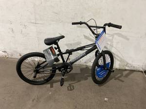 lot 19 image: Mongoose Index 1.0 Black 20 inch Freestyle Bike