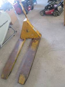 lot 26 image: Pallet Jack. Works well. THIS WILL ...