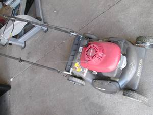 lot 37 image: Honda GCV 160 lawn mower...