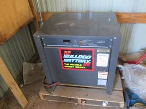 lot 43 image: Bulldog Battery charger model 24Y06...