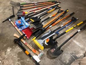 lot 41 image: Lot of Assorted Shovels and Outdoor Items   Customer Returns See Pictures