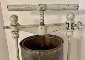lot 31 image: Vintage Fruit or Lard Press