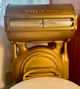 lot 1 image: Vintage Toledo Honest Weight Scale