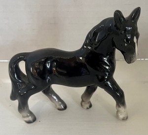 lot 56 image: Darling Horse Themed Decor