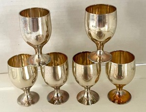 lot 62 image: Sensational Silver Plated Tray with 6 Small Cups