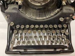 lot 104 image: Vintage Underwood Typewriter