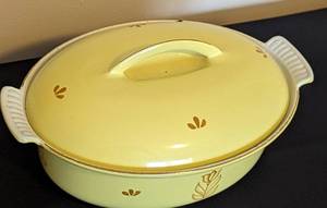 lot 8 image: Dru Holland Yellow Tulip Cast Iron Enameled Dutch Oven