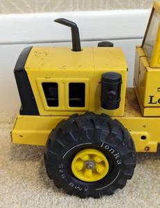 lot 15 image: Vintage Tonka Toy Loader
