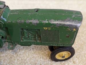 lot 17 image: Vintage John Deere Toy Tractor