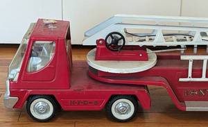 lot 26 image: Vintage Nylint Metal Firetruck