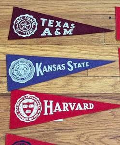 lot 28 image: Assorted Miniature Vintage College Pennants #1
