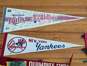 lot 85 image: Assorted Vintage Souvenir Pennants