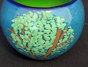 lot 92 image: Small Art Glass Bowl