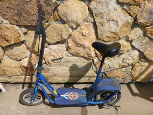 lot 85 image: Schwinn S350 Battery Powered Scooter