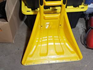 lot 4 image: Snow Scoop  Shovel