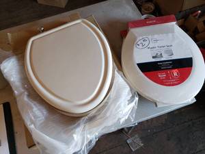 lot 304 image: Lot of 4 Toilet Seats