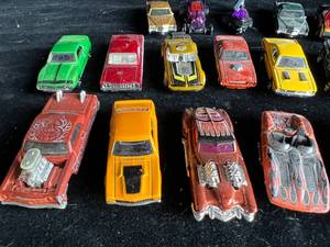 lot 42 image: 21 Cars - Hot Wheels