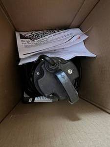 lot 6 image: Everbilt Submersible Sewage Pump - New in Box