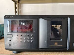 lot 3 image: Sony Mega storage 300 CD Player