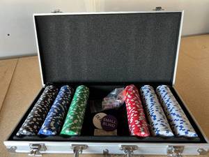 lot 14 image: Poker Set (Chips in Carry Case) - NEW