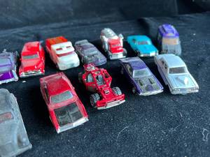 lot 32 image: 20 Matchbox and Hot Wheel Cars & Trucks