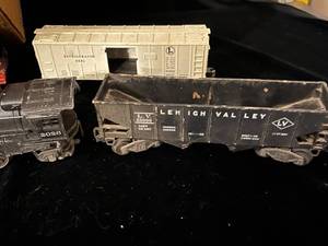 lot 57 image: Vintage Lionel Engine, Cars & Track