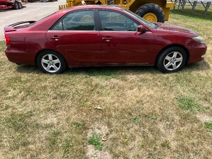 lot 3 image: 2002 Toyota Camry XLE Sedan 4D