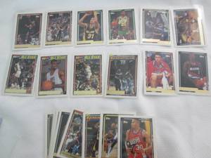 lot 66 image: 1992-93 Assorted Topps Gold Basketb...