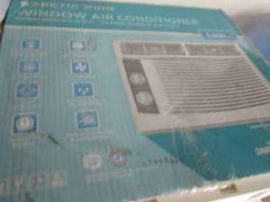 lot 211 image: Arctic Wind 5000 BTU Window Air Con...