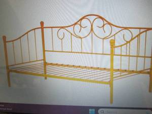lot 356 image: Metal daybed with metal slats (39)...