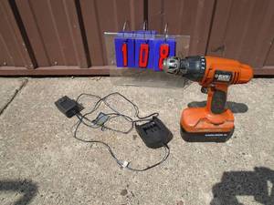 lot 108 image: Black & Decker 18 volt drillbattery & charger. Works but battery is weak. As shown.