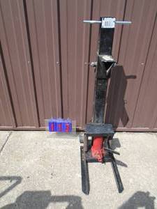 lot 113 image: Hydraulic manual log splitter. Used condition. Tested & works. As shown.
