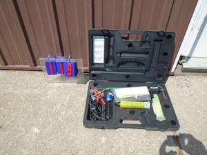 lot 119 image: AC Leak detector kit with dye. As shown.