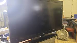 lot 1 image: 46 Inch Samsung TV Model LN46A530P1F