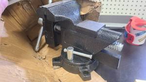 lot 108 image: Performance Tool 3.5 Bench Vise