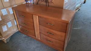 lot 7 image: Classiclly styled vintage dresser drawers