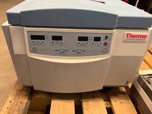 lot 35 image: MSRP $5000 Thermo Centra CL3 Benchtop Centrifuge with Swinging Bucket Rotor - Great Working Condition