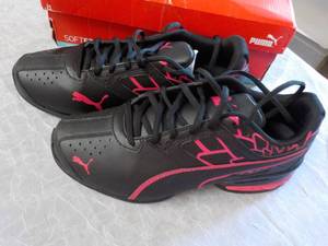 Puma Soft Foam size 9 Womens shoes...