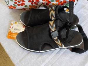 Muk Luks Womens size 9 Sandals...
