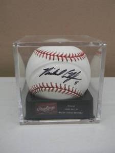 lot 37 image: MINNESOTA TWINS Michael Cuddyer SIGNED BASEBALL - VERY NICE IN CASE - GREAT PIECE - SEE PICTURES